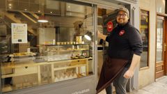 Desde la calle se puede ver a Kendur elaborando las galletas