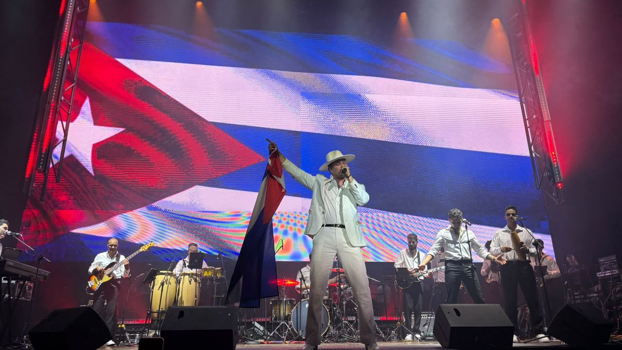 El nominado al Latin Grammy Leoni Torres firmó su idilio con A Coruña