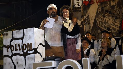 Miembros de los diferentes grupos participantes en el desfile de carros pasaron por el palco durante la entrega de los premios