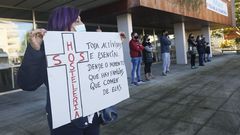 Uno de los carteles en la protesta por el cierre de la hosteler�a en Burela