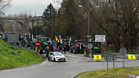 Agricultores y ganaderos han trasladado su protesta a la N-120, en la entrada a la ciudad de Ourense, cortando el acceso