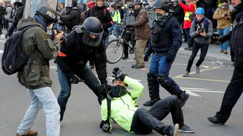 Un manifestante, en un choque con la polic�a en Par�s