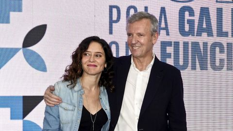 Alfonso Rueda y la presidenta del PP de Madrid, Isabel D&iacute;az Ayuso, en el muelle de Transatl&aacute;nticos del Puerto de Vigo durante un mitin de las auton&oacute;micas del 2024.
