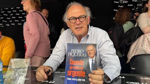 El periodista y escritor Pedro Piqueras firma ejemplares de su nuevo libro en Barcelona