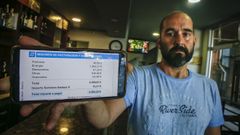 Sergio Fern�ndez, del Bah�a de Ribeira, muestra una factura de la luz que dice, se ha duplicado.