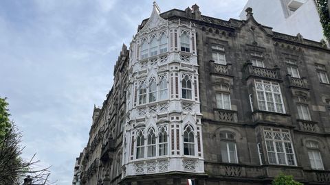 La fachada de la Casa Y�nez, en la Calle Vel�zquez Moreno, 1 con plaza de Compostela.