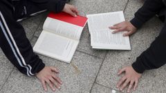 Imagen de archivo de ni�os leyendo