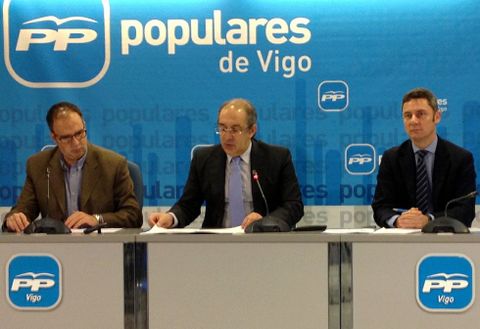 Jos Manuel Figueroa (centro) ayer en la sede del PP acompaado de Jorge Conde (i) y Miguel Fidalgo. 