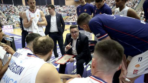 Epi da instrucciones a sus jugadores en un tiempo muerto del Obradoiro-Estudiantes.