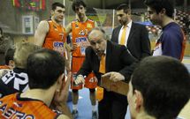 Tito D�az habla con sus jugadores durante un tiempo muerto. 