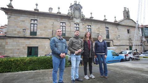 La diputada Paloma Castro y el grupo municipal del PSOE, hoy ante el asilo de Cambados