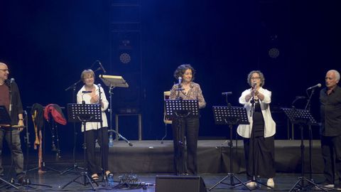 O grupo interpretou algúns dos temas máis coñecidos da súa historia