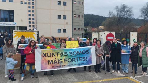 Acto de celebraci�n ante el CEIP de Covas tras conseguir parte del refuerzo de profesores especialistas solicitado