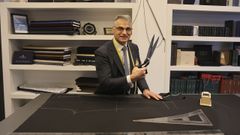 Fernando Freire posa en su sastrer�a en pleno casco de Santiago, que abri� en el a�o 2024