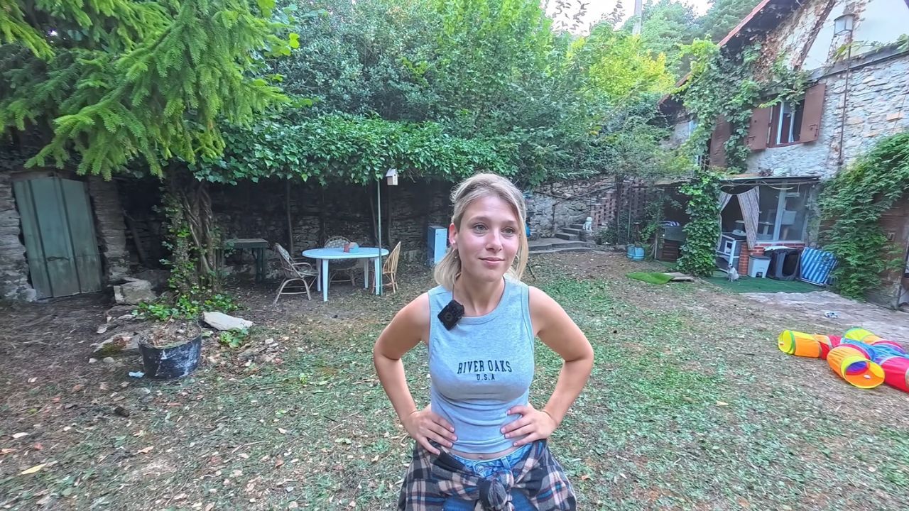 Yone, la mujer que dejó atrás la ciudad para vivir aislada en las montañas de Asturias con 12 gatos y 4 perros: «Es duro, pero no más que vivir la vida que no quería»