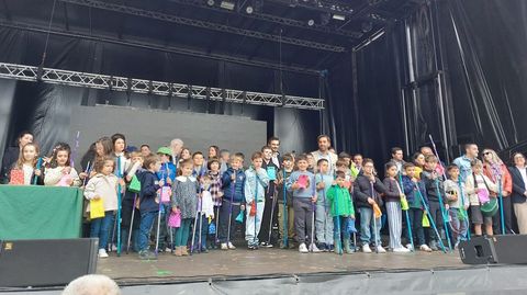 Los participantes en el concurso de pesca infantil recibieron todos un reconocimiento
