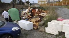 Los enseres depositados en la v�a p�blica en el entorno de la F�brica de L�pices, en una imagen tomada el domingo, antes de la limpieza realizada el lunes.