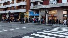 Colas en la calle de Ram�n y Cajal, en donde se ubica el estudio de tatuajes 