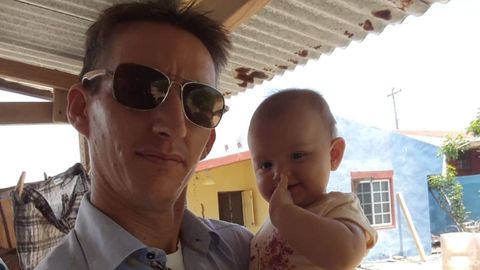 Stephan Lauxen y una de sus hijas