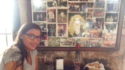 Janet ante un collage de gente famosa en Casa Vicente