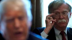 John Bolton, en segundo t�rmino, observa a Donald Trump en una reuni�n durante su etapa como asesor de seguridad nacional de la Casa Blanca
