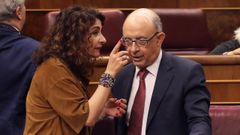 La actual ministra de Hacienda, Mari� Jesus Montero, conversa con su predecesor al frente de esta cartera, Cristobal Montoro