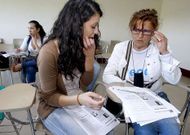Maite, la profesora, atiende las dudas de Celia, que lleg� hace nueve a�os de Portugal.