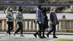 Gente paseando por el paseo mar�timo de Viveiro, con mascarillas