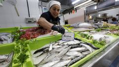 Para saber de dnde procede el pescado, basta mirar las etiquetas que lo identifican, como en esta pescadera de la plaza de abastos de Viveiro.