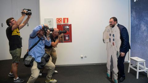 El presidente del principado de Asturias, Adrin Barbn posa en el  photocall  del pabelln del Principado durante su visita a la FIDMA 