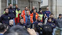 Los bomberos se concentraron frente al Concello al inicio del pleno municipal.