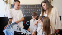 Iago Aspas, con su familia y la camiseta de la renovaci�n, tras firmar su sexta ampliaci�n de contrato.