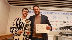 Mohamed Anouar con el alcalde de Foz, Fran Cajoto, en la entrega del premio al mejor barista, compitiendo por el IES de Foz