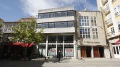 En el centro, el edificio de bajo y tres plantas superiores que acaba de comprar el Ayuntamiento de Monforte. A su derecha, la Casa da Cultura