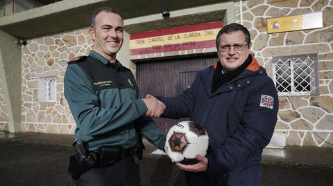 Su colaboración con la Guardia Civil era estrecha y lo mismo se enfrentaba a los agentes en un partido benéfico que organizaba charlas conjuntas para alertar a los mayores sobre los hurtos.