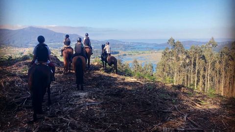 Paseos a caballo por las tierras del Ortegal con Granxa do Souto