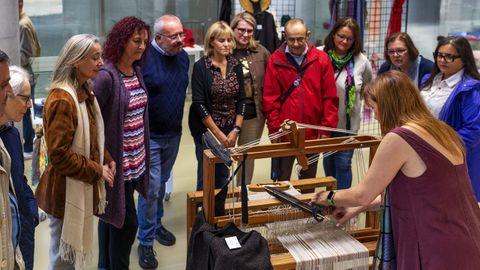 Inauguraci�n de la exposici�n �Teares� del do Centro de Cultura Popular Xaqu�n Lorenzo en la Biblioteca N�s. El vicepresidente segundo y diputado de Cultura, C�sar Fern�ndez; Rosa Mar�a D�az Naya, directora de la Biblioteca N�s; Concha Outeiri�o Fern�ndez, profesora artesana de Teares; y Xavier �lvarez Campos, encargado del Centro de Cutura Popular Xaqu�n Lorenzo.
