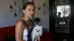 Olena con su perro antes de partir de nuevo a Ucrania