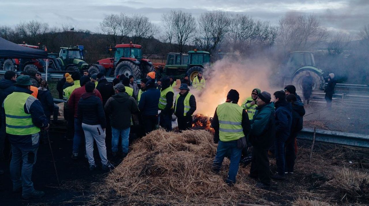 Así fue la primera noche de la tractorada cortando la A-52 en Xinzo de Limia en contra del acuerdo con Mercosur: «Houbo momentos de 50 personas, de 30, de 20... Seguimos»