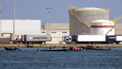 En la foto,la patera a su llegada al puerto Marroqui de Beni-Enzar
