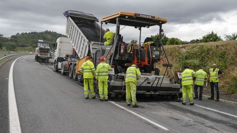 Obras de asfaltado en el firme de la autovía A-52, a su paso por Ourense