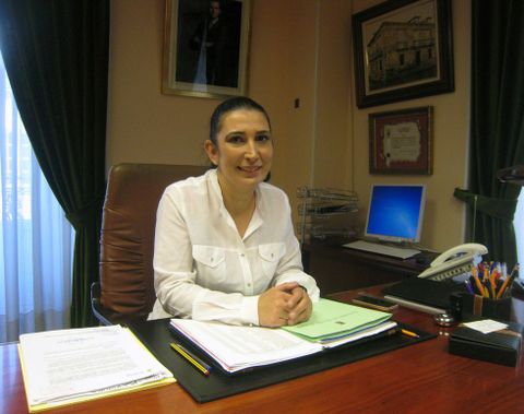 Pilar L�pez en la mesa del despacho de la alcald�a de Sarria. 