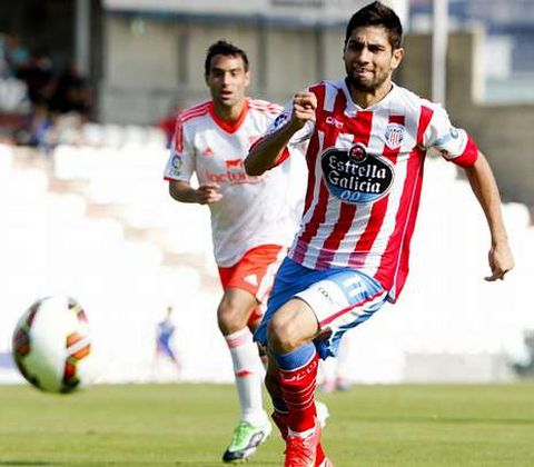 Manu corre detr�s del bal�n en un partido disputado esta temporada en el �ngel Carro. 