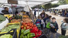 Un puesto de alimentacin en una jornada de mercado en Carballo