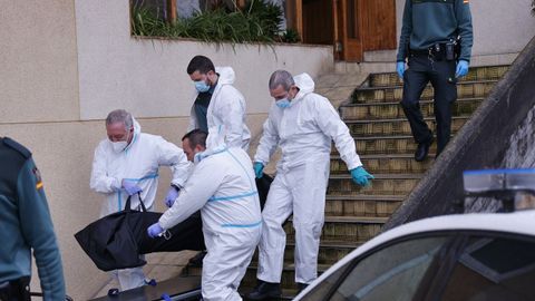 Operativo de limpieza y retirada del cad�ver del hombre con di�genes que apareci� muerto en un piso de Oleiros