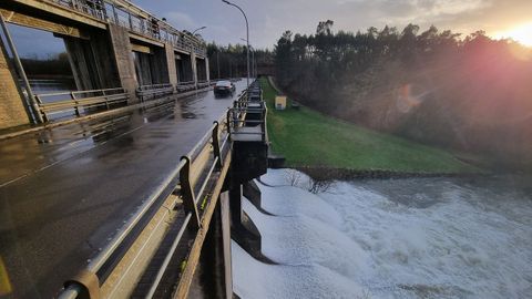 La presa de Cecebre, que abastece a A Coru�a, est� completamente abierta para hacer sitio al agua que a�n queda por llegar