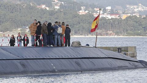 Submarino Tramontana atracado en la Escuela Naval de Mar�n