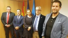 Desde la izquierda, el presidente de Concapa, Pedro Caballero; el consejero de Educaci�n, Genaro Alonso; Desire� Fern�ndez; presidenta del AMPA Amor de Dios de Oviedo; el coordinador de Concapa Asturias, Isaac Mor�n; el director general de Personal Docente, Roberto Su�rez Malag�n, en la sede de la consejer�a 
