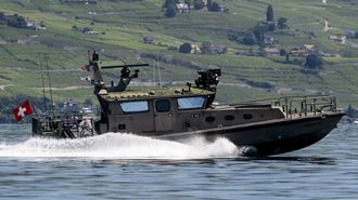Una patrullera de la Armada suiza en un control en un lago del pa�s