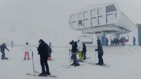 Manzaneda abre la temporada de esqu�.Uno de los grupos que disfrut� del primer d�a de esqu� de la temporada.